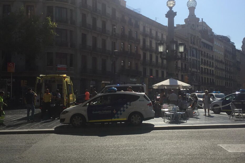 Atentado em Las Ramblas, no centro de Barcelona deixou rasto de sangue e horror