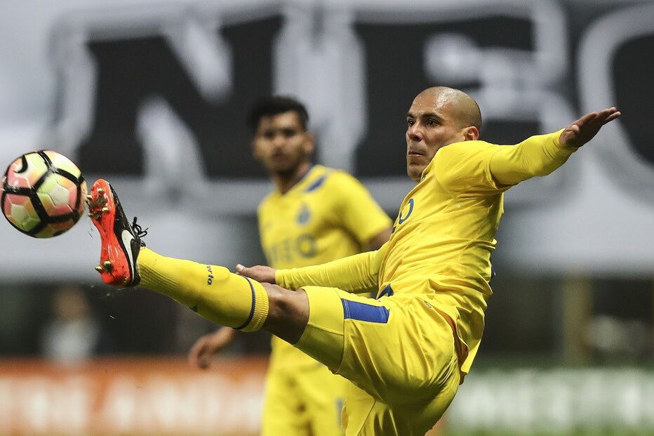 Maxi Pereira era titular na época passada mas perdeu o lugar para Ricardo   