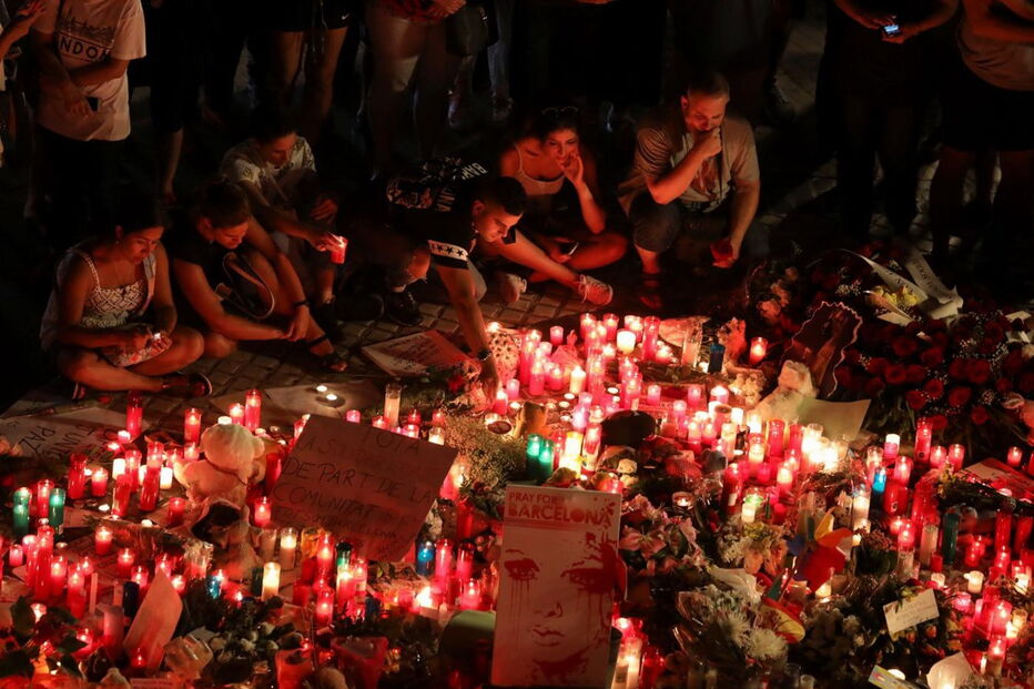 Centenas de pessoas acenderam velas e deixaram flores no memorial às vítimas de Barcelona