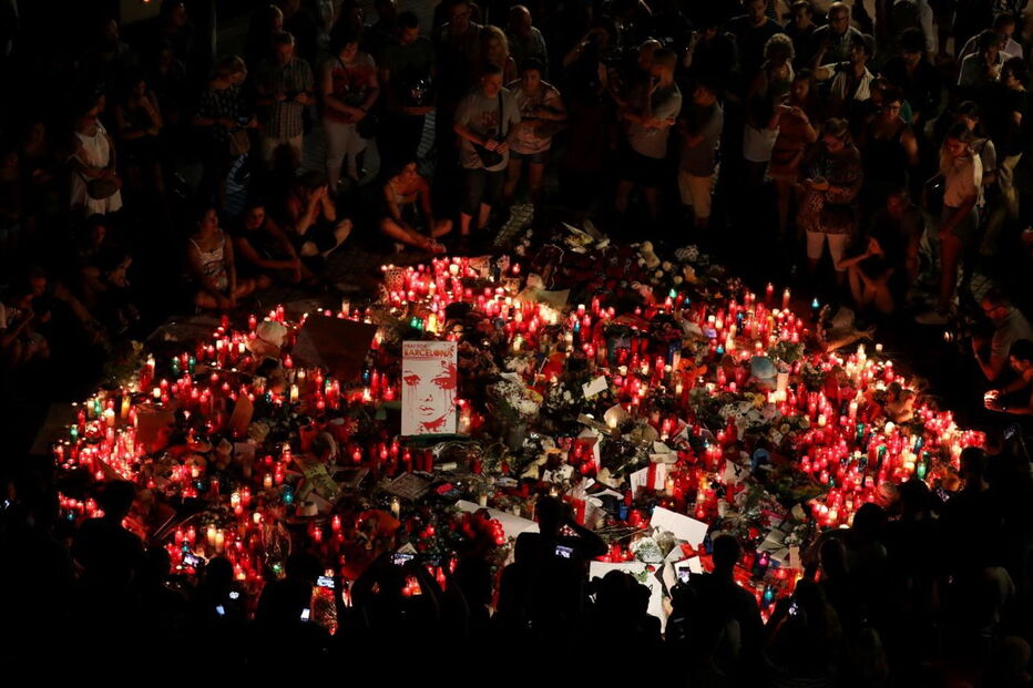 Centenas de pessoas acenderam velas e deixaram flores no memorial às vítimas de Barcelona