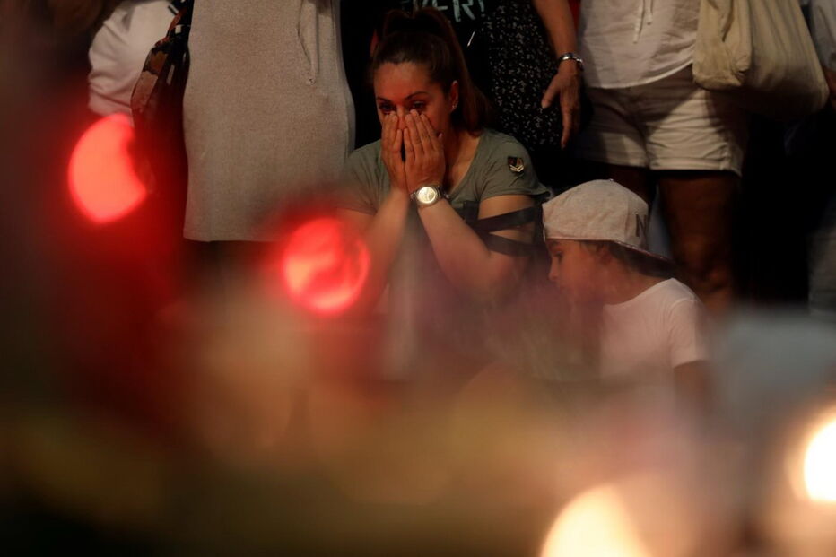 Centenas de pessoas acenderam velas e deixaram flores no memorial às vítimas de Barcelona