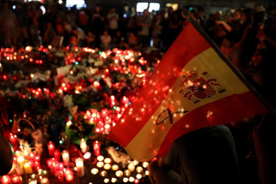 Centenas de pessoas acenderam velas e deixaram flores no memorial às vítimas de Barcelona