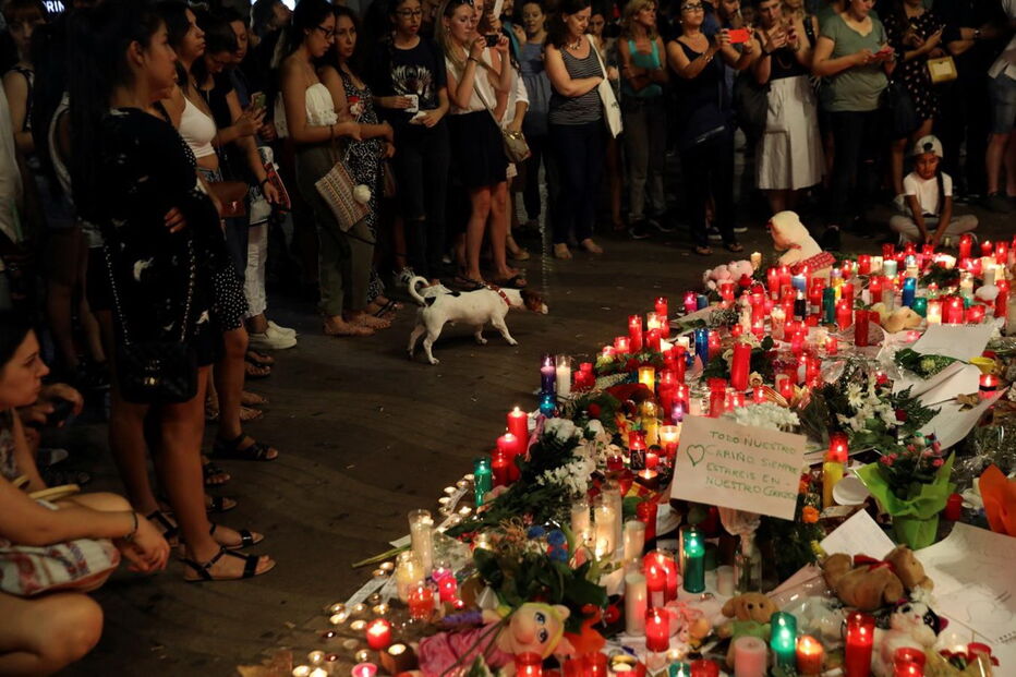 Centenas de pessoas acenderam velas e deixaram flores no memorial às vítimas de Barcelona