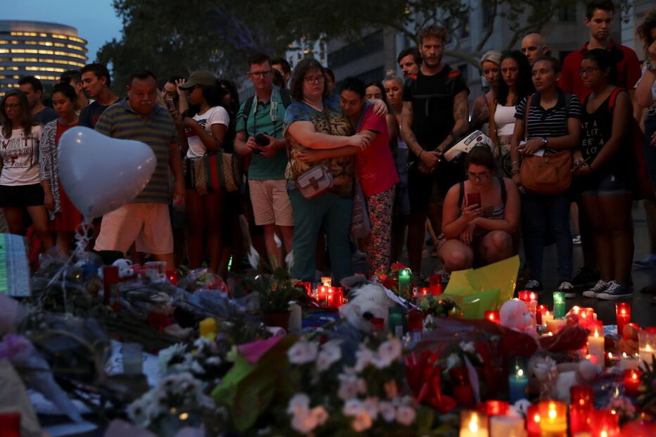 Centenas de pessoas acenderam velas e deixaram flores no memorial às vítimas de Barcelona