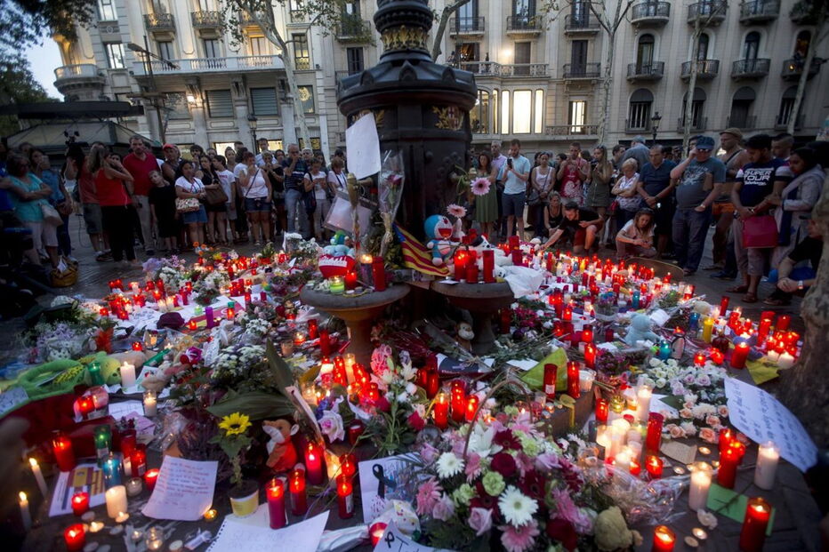 Centenas de pessoas acenderam velas e deixaram flores no memorial às vítimas de Barcelona
