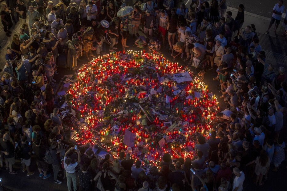 Centenas de pessoas acenderam velas e deixaram flores no memorial às vítimas de Barcelona