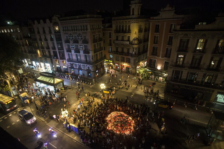 Centenas de pessoas acenderam velas e deixaram flores no memorial às vítimas de Barcelona