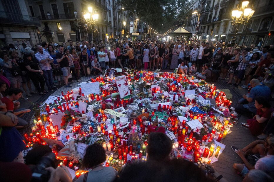 Centenas de pessoas acenderam velas e deixaram flores no memorial às vítimas de Barcelona