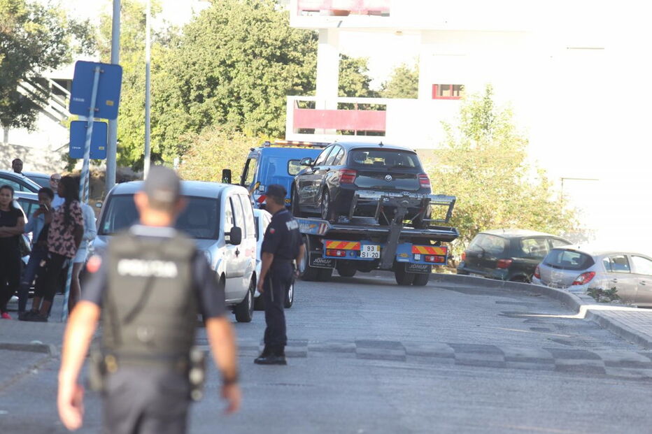 Polícia cercou o bairro da Portela de Carnaxide e apreendeu o BMW usado pelos três assaltantes 