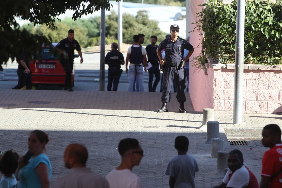 Polícia cercou o bairro da Portela de Carnaxide e apreendeu o BMW usado pelos três assaltantes 