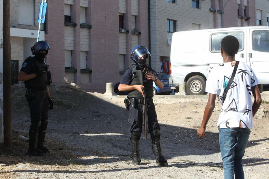 Polícia cercou o bairro da Portela de Carnaxide e apreendeu o BMW usado pelos três assaltantes 