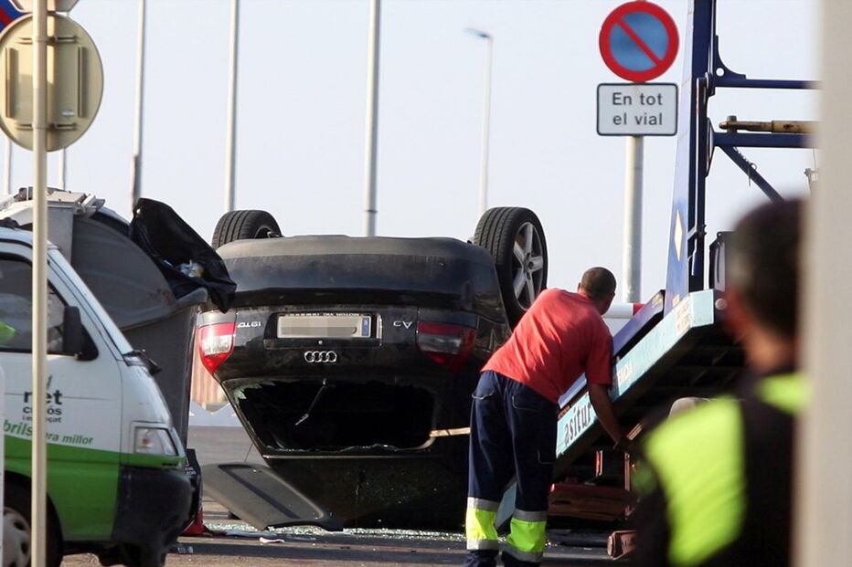 Audi A3 em que seguiam os terroristas que atacaram em Cambrils, a 110 km de Barcelona. Foram todos abatidos