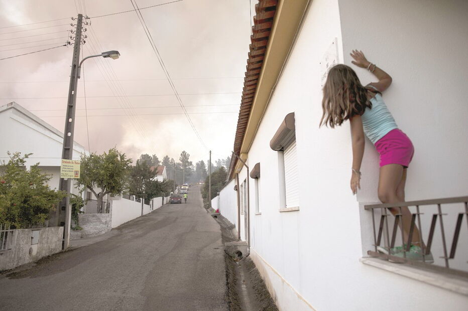 Inferno das chamas assusta populações, sobretudo do Centro do País, e obriga muitos a saírem das suas casas