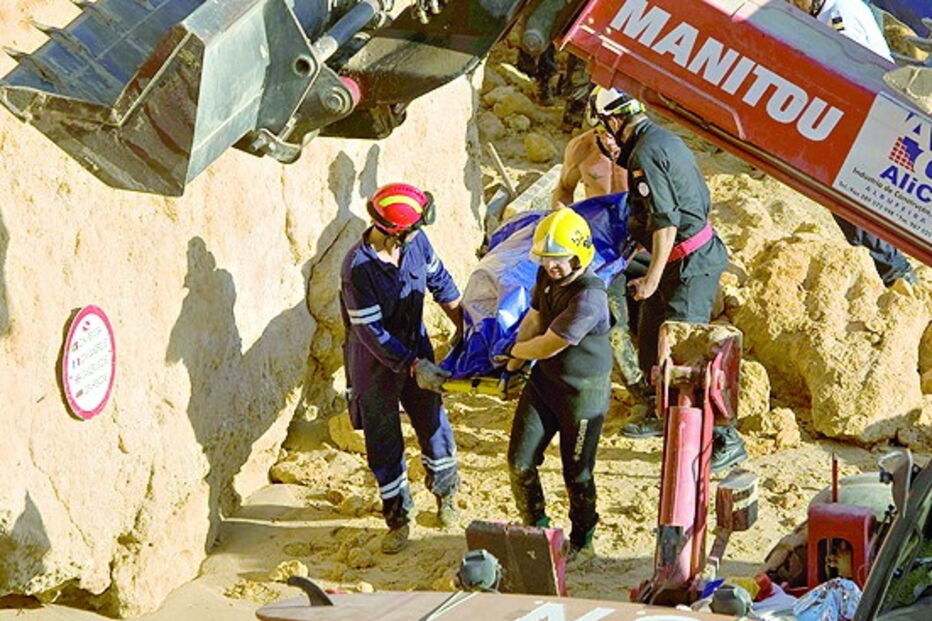 Bombeiros tiveram de recorrer a máquinas para conseguirem retirar os corpos das vítimas debaixo dos escombros da arriba, que caiu a 21 de agosto de 2009 na praia Maria Luísa