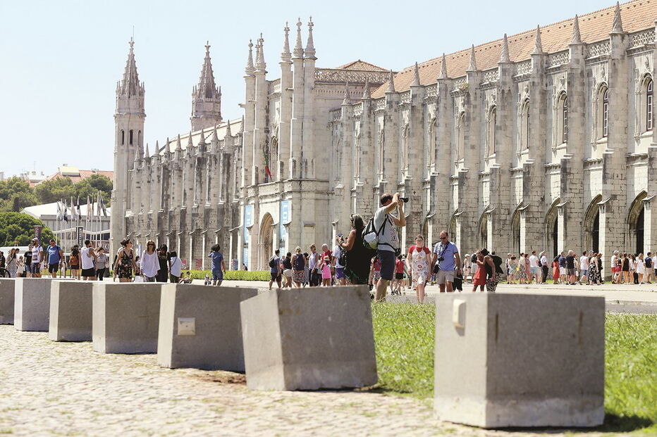 Blocos de betão junto ao Mosteiro dos Jerónimos 