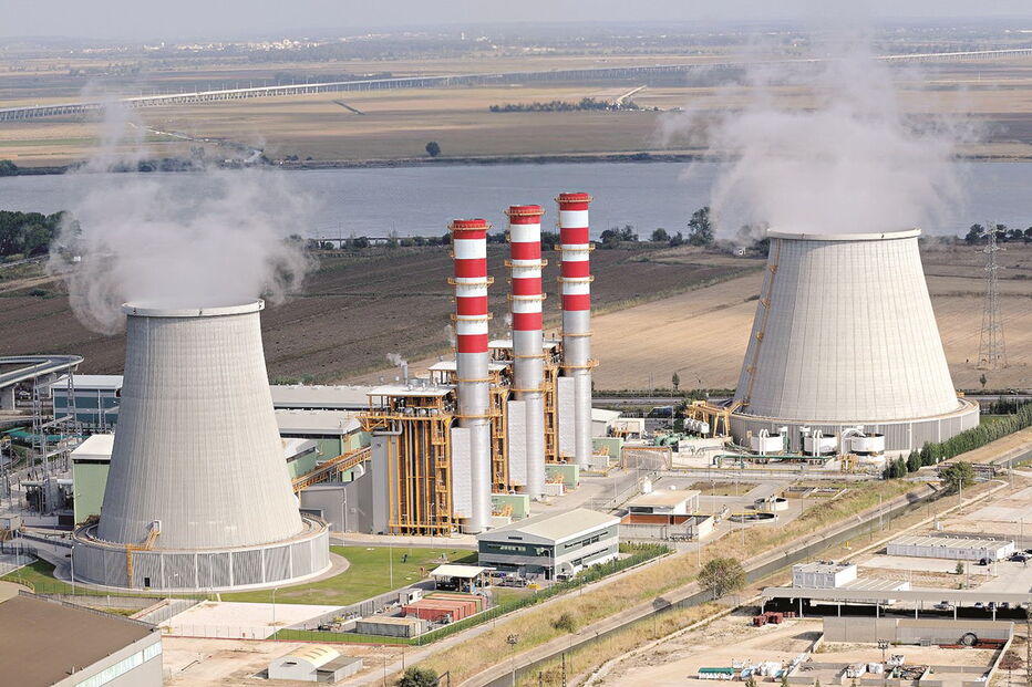 Centrais térmicas funcionam com carvão, o que leva ao aumento de emissão de gases poluentes para a atmosfera 