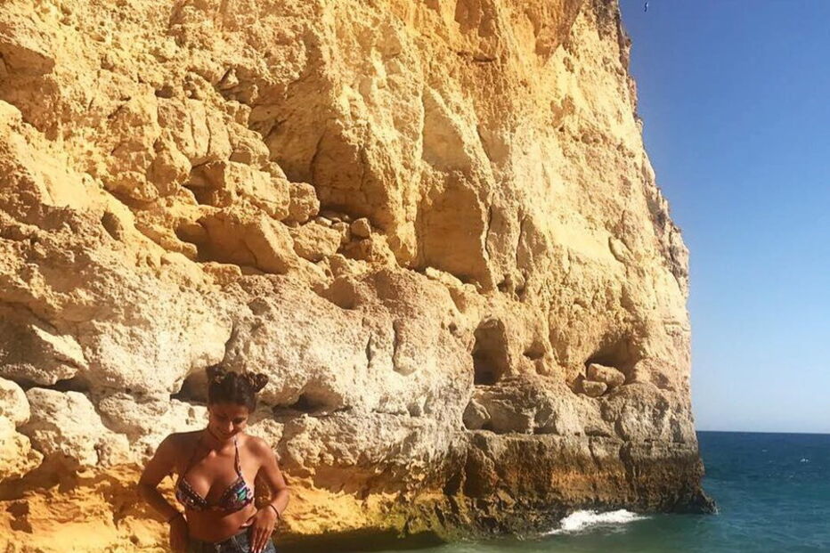 Amina mostra sensualidade na praia 