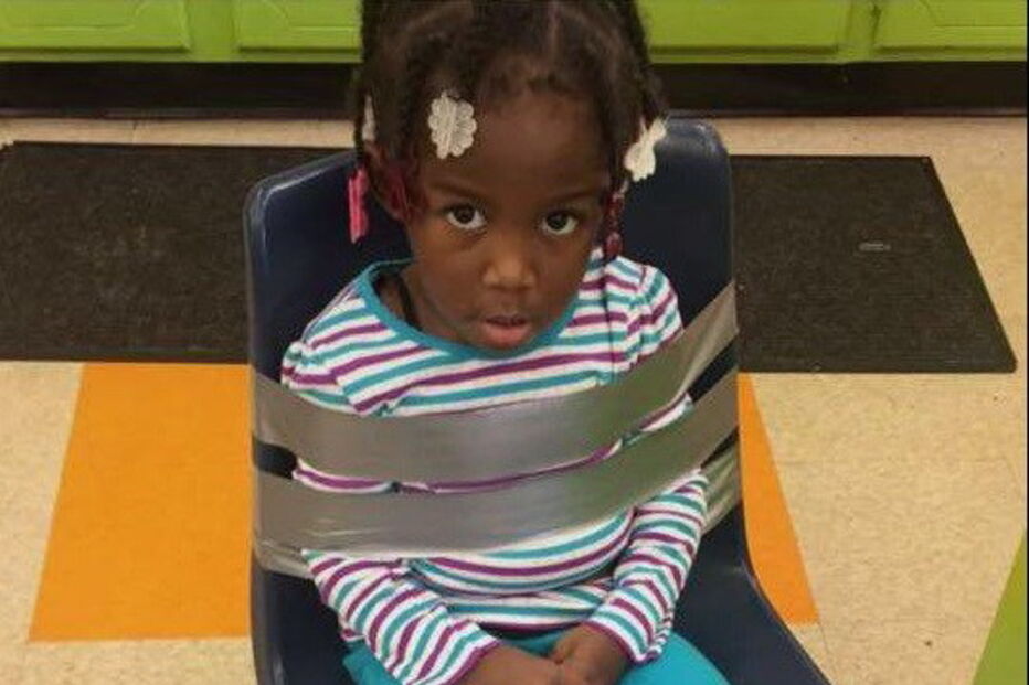 Menina de quatro anos foi fotografada por uma educadora presa com fita-cola a uma cadeira
