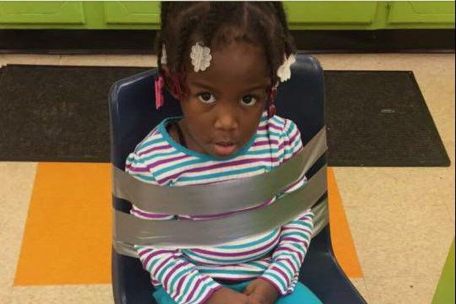 Menina de quatro anos foi fotografada por uma educadora presa com fita-cola a uma cadeira