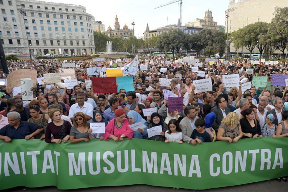 Muçulmanos manifestam-se contra o terrorismo em Barcelona