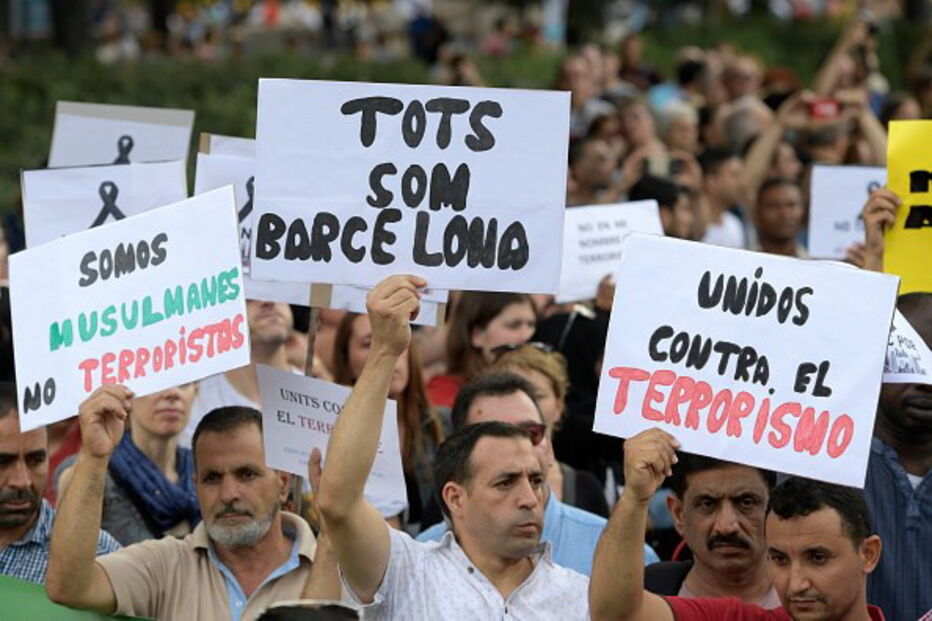 Muçulmanos manifestam-se contra o terrorismo em Barcelona