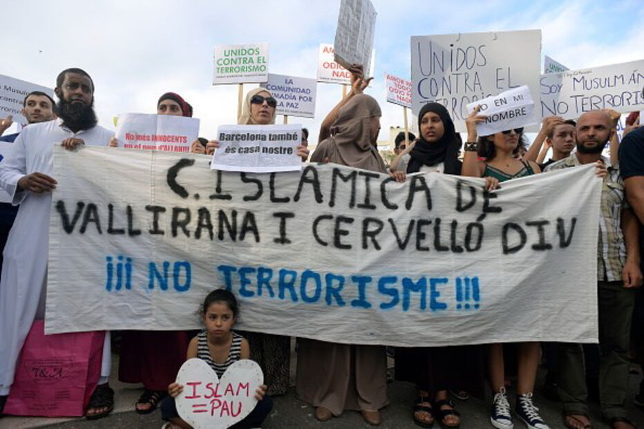 Muçulmanos manifestam-se contra o terrorismo em Barcelona
