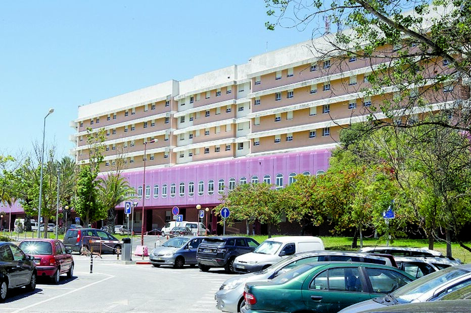 Jovem foi levada ao hospital Garcia de Orta e operada de urgência 