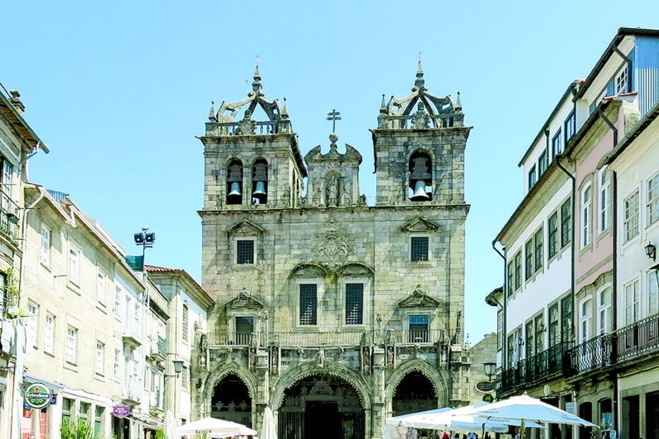 Agente foi agredido perto da Sé, por três homens que causavam desacatos