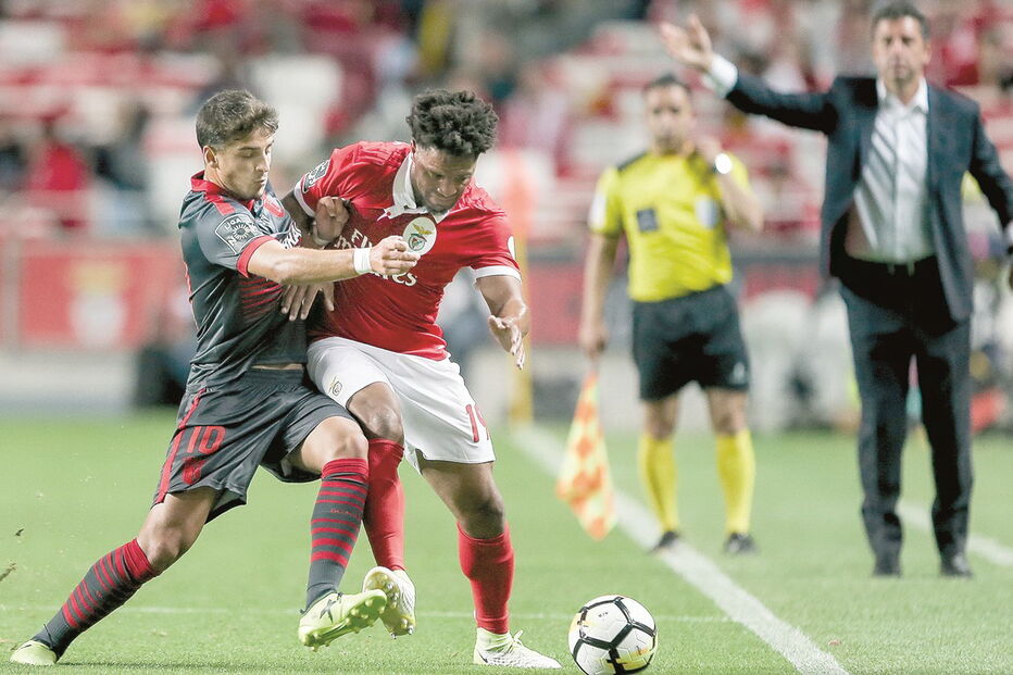 Bruno Xadas (à esquerda na foto) em despique com Eliseu no jogo recente entre Benfica e Sp. Braga (3-1) referente à primeira jornada da Liga