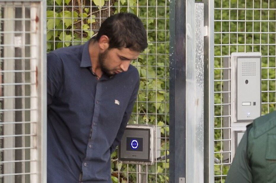 Os quatro indivíduos implicados nos atentados de Barcelona e Cambrils a caminho da Audiência Nacional, em Madrid