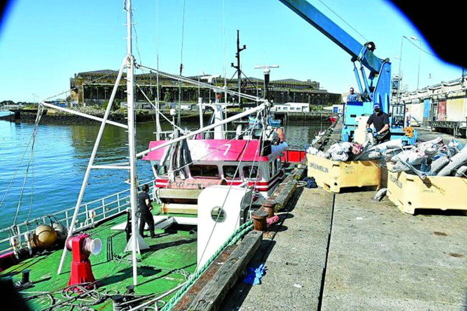 Embarcação foi apreendida 