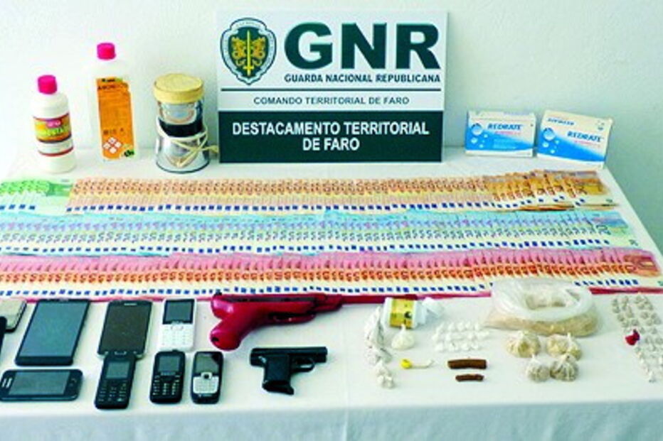 Droga, armas e dinheiro foram apreendidos nas buscas 