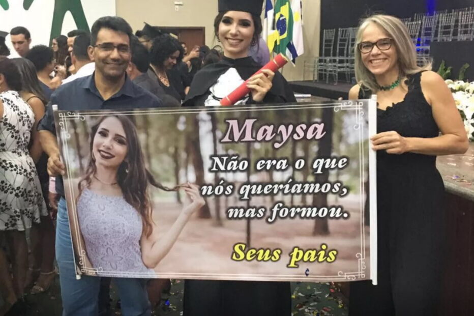 Pais levam faixa demasiado sincera a festa de formatura da filha