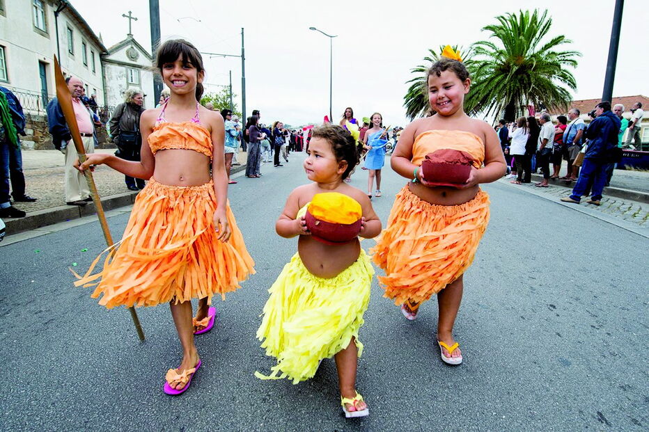 O cortejo dos trajes de papel sai à rua, às 10h30 na Cantareira