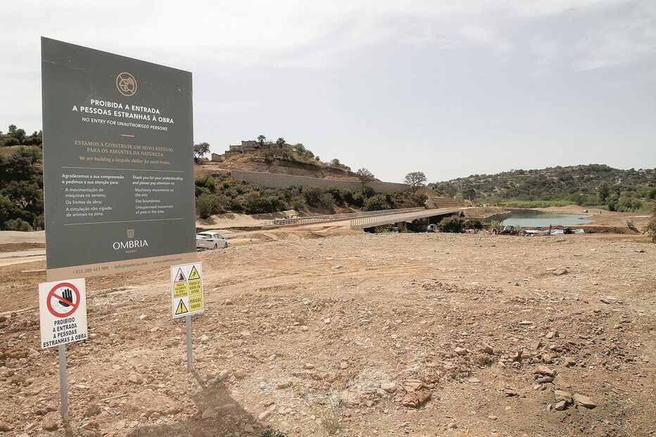 Almargem lamenta transformação da zona em “esqueleto urbano inacabado”