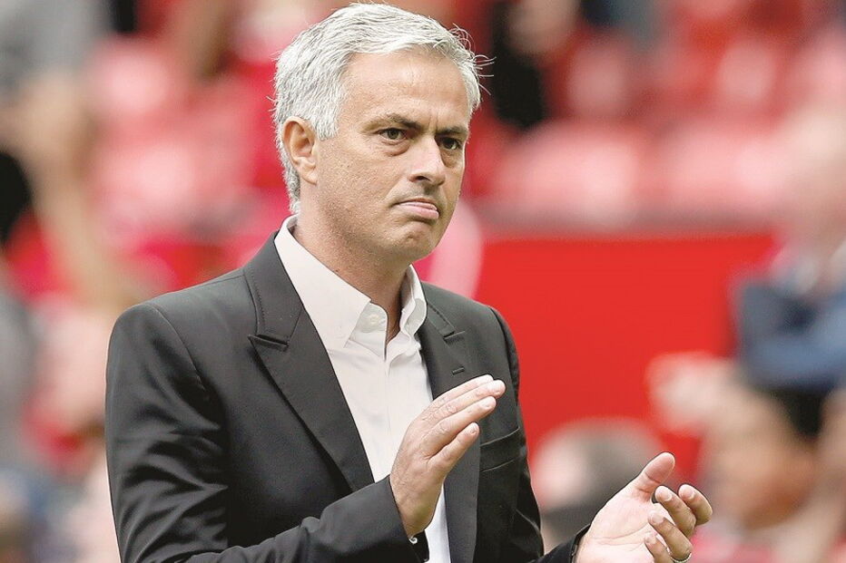 José Mourinho, treinador do Manchester United, prepara-se para reencontrar o Benfica na Liga dos Campeões   