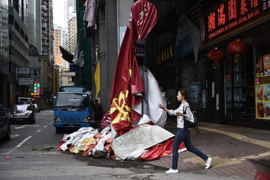 Macau tenta voltar à normalidade após a passagem de um tufão ter deixado um rasto de destruição