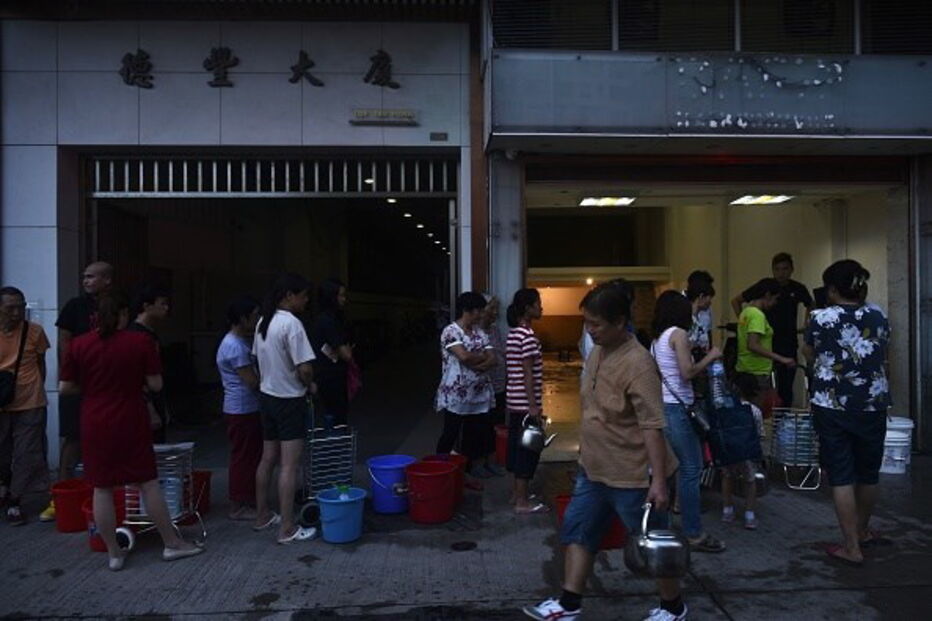 Macau tenta voltar à normalidade após a passagem de um tufão ter deixado um rasto de destruição