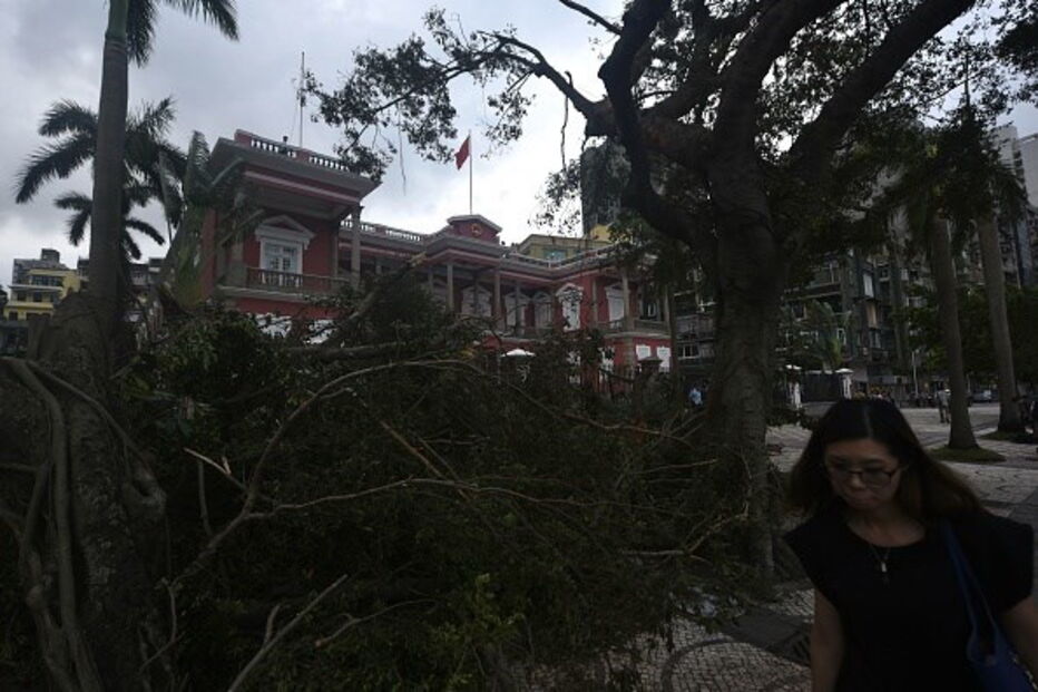 Macau tenta voltar à normalidade após a passagem de um tufão ter deixado um rasto de destruição