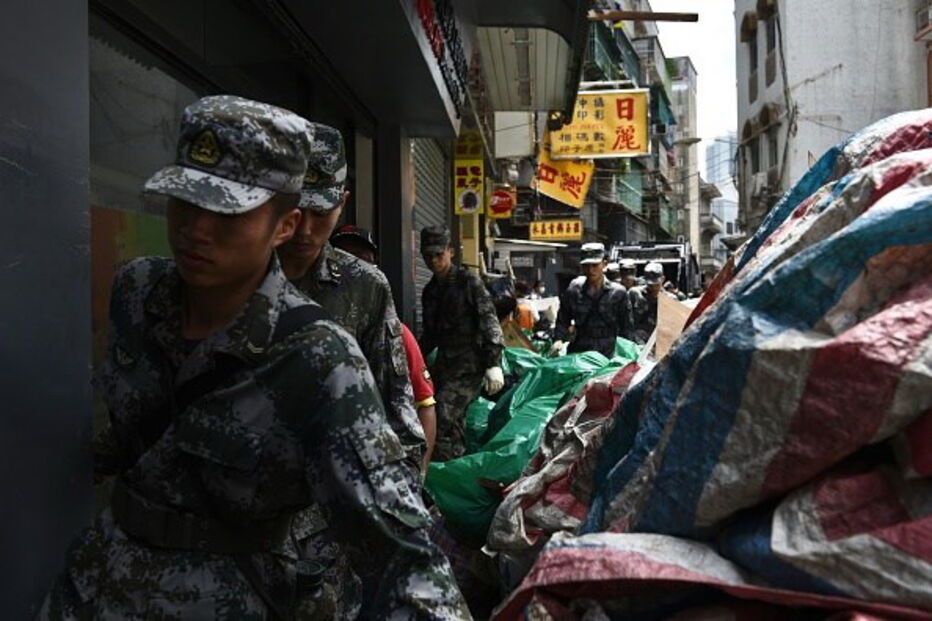 Macau tenta voltar à normalidade após a passagem de um tufão ter deixado um rasto de destruição