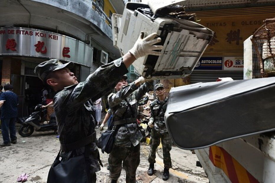 Macau tenta voltar à normalidade após a passagem de um tufão ter deixado um rasto de destruição