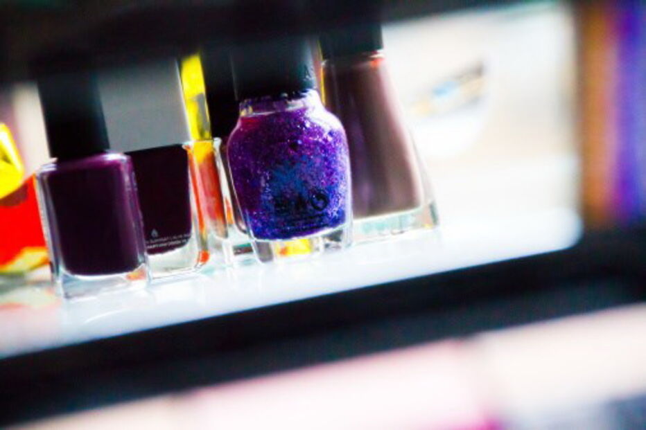 Lisa detetou uma mancha escura na unha da cliente