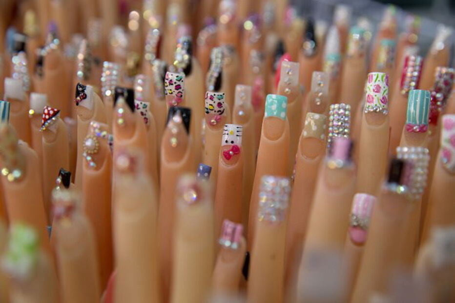 Lisa detetou uma mancha escura na unha da cliente