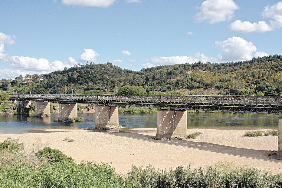 O rio Tejo é um dos exemplos de que a água salgada pode entrar nos caudais fluviais devido ao período de seca   
