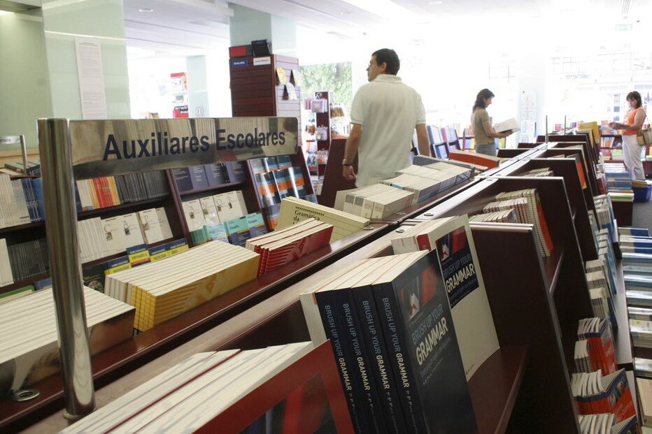 Aquisição de manuais escolares é uma das maiores despesas para as famílias no início de cada ano letivo   