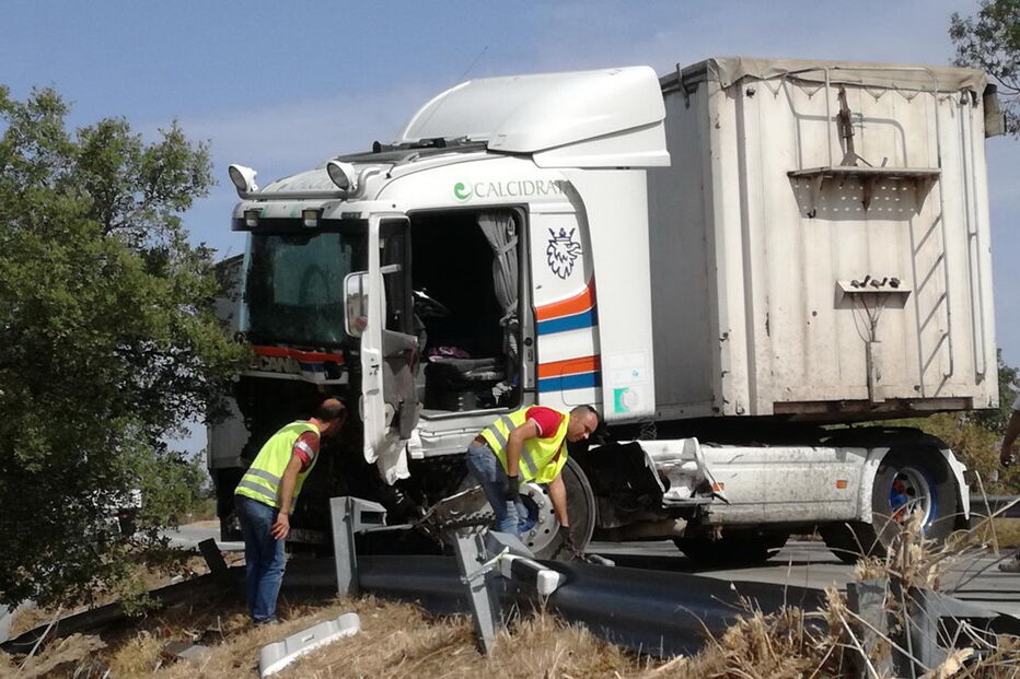 Embate entre um pesado e um carro, na madrugada de ontem, no IP2, em Nisa, matou um homem de 30 anos que reside na zona de Ovar     