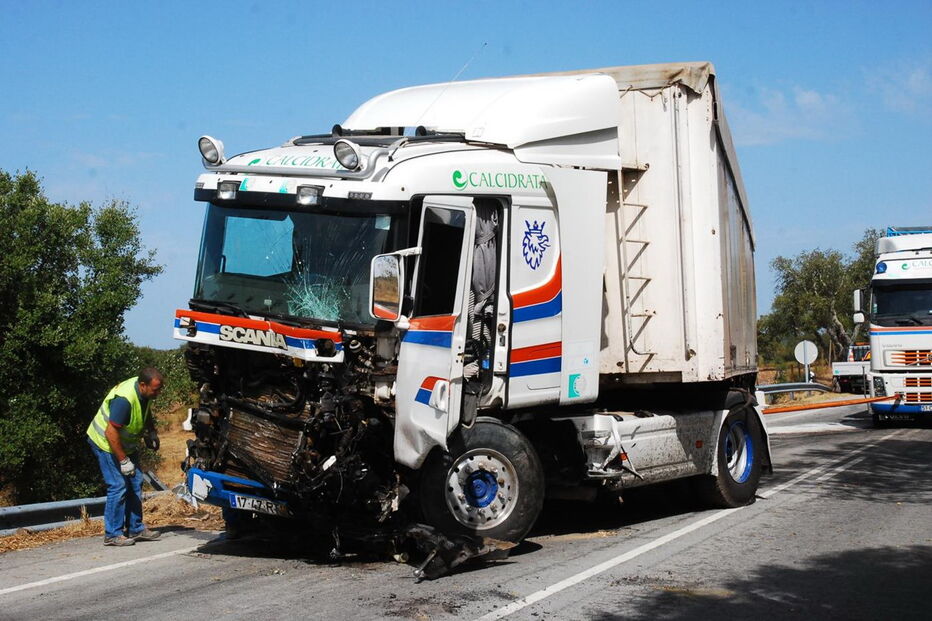 Embate entre um pesado e um carro, na madrugada de ontem, no IP2, em Nisa, matou um homem de 30 anos que reside na zona de Ovar     
