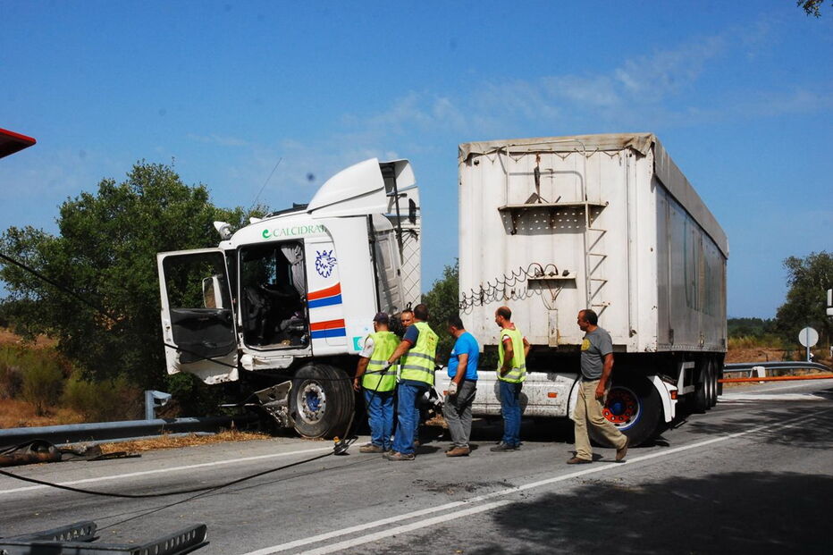 Embate entre um pesado e um carro, na madrugada de ontem, no IP2, em Nisa, matou um homem de 30 anos que reside na zona de Ovar     