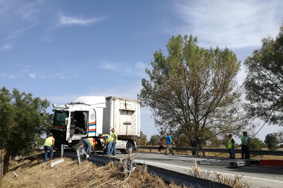 Embate entre um pesado e um carro, na madrugada de ontem, no IP2, em Nisa, matou um homem de 30 anos que reside na zona de Ovar     