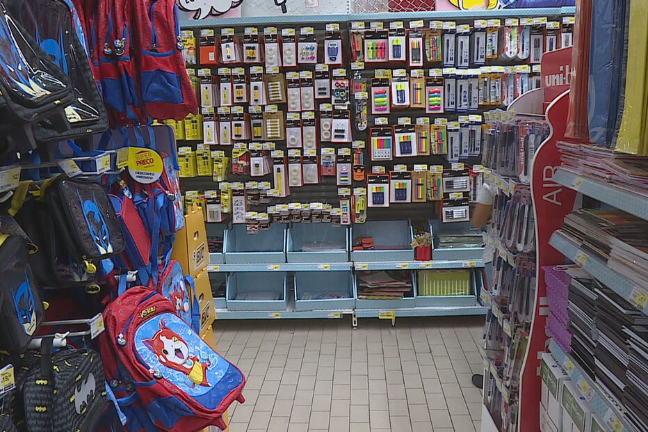 material escolar, regresso às aulas, orçamento familiar, escola, compras, Portugal